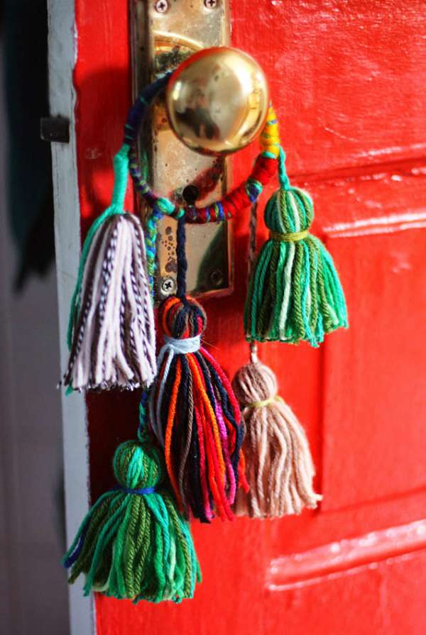 Décoration pour poignée de porte avec des pompons