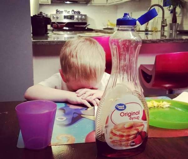 Il veut finir la bouteille de sirop d'érable