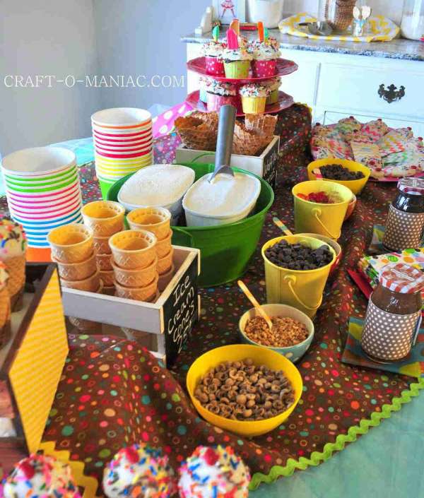 Un anniversaire avec un bar à glace pour choisir ses toppings