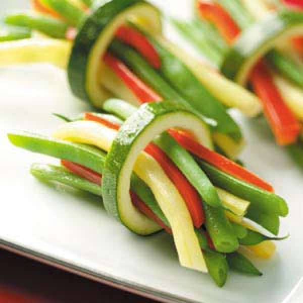 Bâtonnets de légumes dans un anneau de courgette