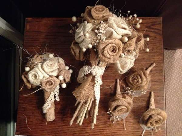 Bouquet de roses en toile de jute