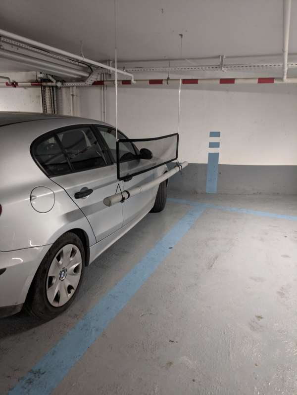Ce parking en France a des barrières souples entre les places de stationnement