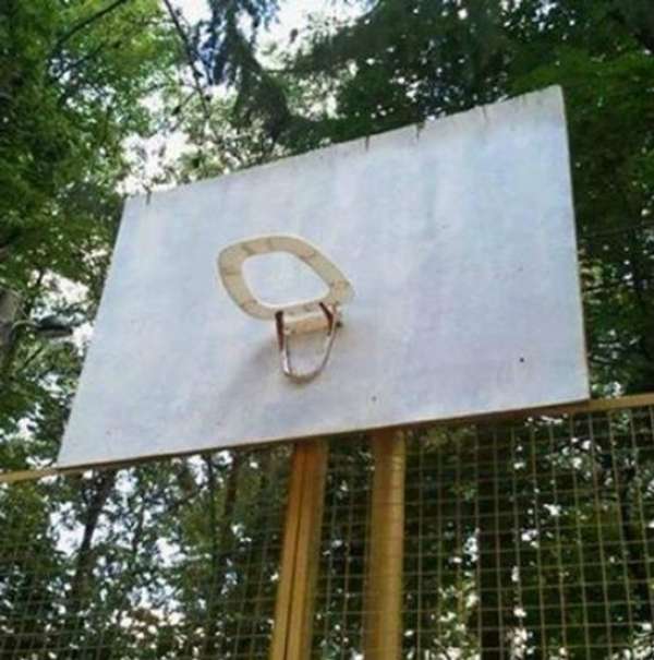 Panier de basket avec une lunette de toilettes