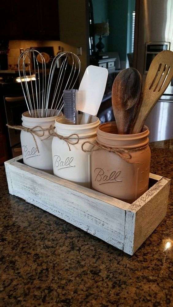 Des bocaux en verre pour organiser les spatules et les ustensiles de cuisine