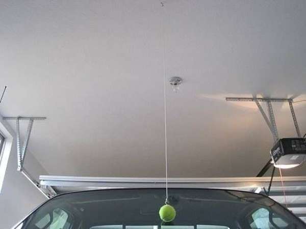 Une balle de tennis accrochée au plafond pour connaitre la limite à ne pas dépasser en entrant dans le garage