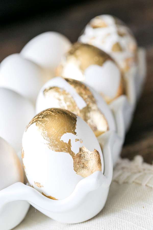 Oeufs de Pâques décorés avec des feuilles d'or