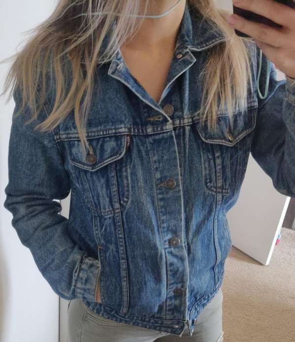 Une veste en jean que ma mère a acheté en 1982, elle reçoit encore des compliments