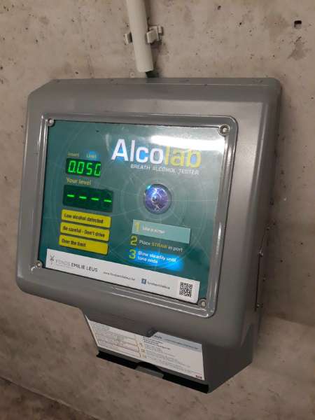 Un parking qui propose un alcootest gratuit avant de prendre le volant