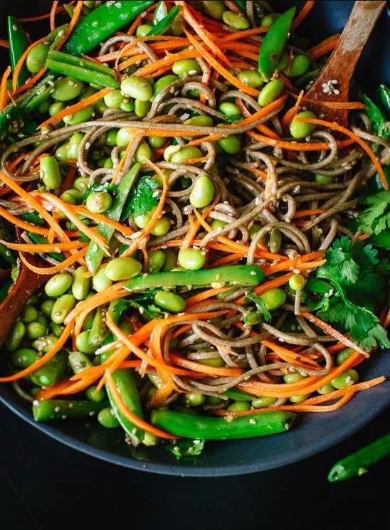 Nouilles Soba aux pois mange-tout et aux carottes