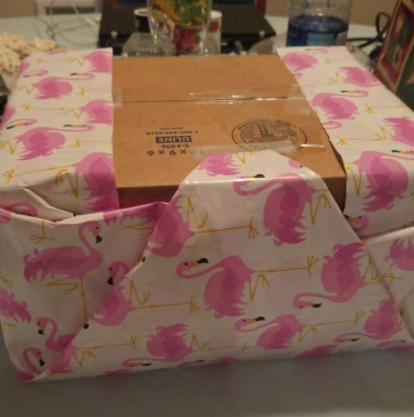 Au moins on ne voit pas ce que c'est comme cadeau