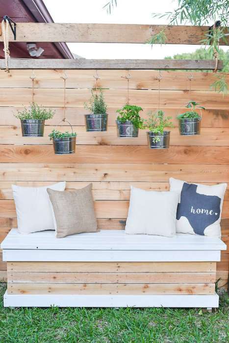 Créez un banc qui fait également malle de rangement pour le jardin