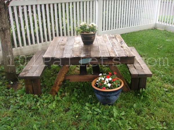 Une table de pique-nique en palette pour le bonheur de toute la famille