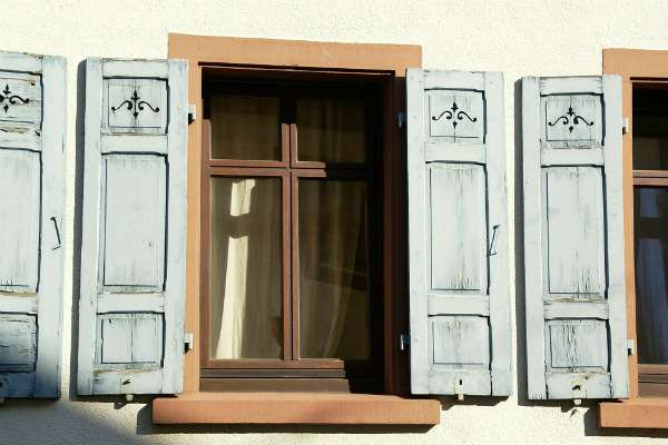 Laissez entrer le soleil la journée pour réchauffer la maison