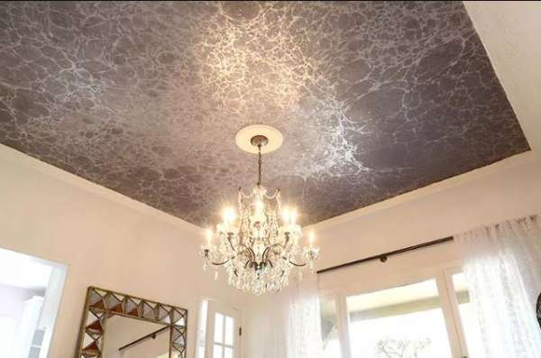 Plafond très chic décoré en papier peint