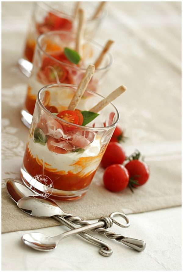 Verrine de tomates, fromage et chiffonnade de jambon cru