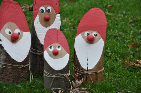 Des nains de jardin Pères Noël avec des troncs d'arbre