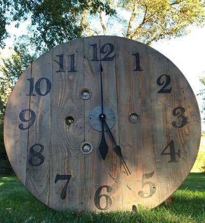 Une horloge de jardin avec un touret