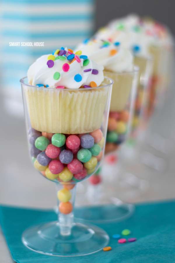 Verres à pieds gourmands pour Pâques avec de jolies friandises et un petit gâteau pour le plaisir des yeux et du palais