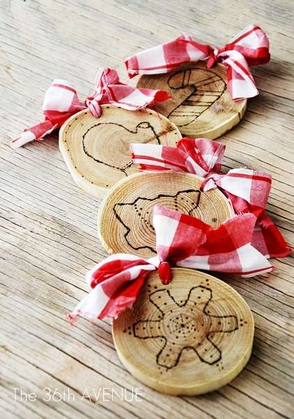 Ornements de Noel avec des rondins de bois et des dessins au stylo pyrograveur