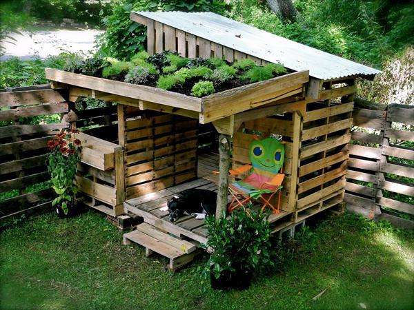 Petit chalet pour chien avec un potager