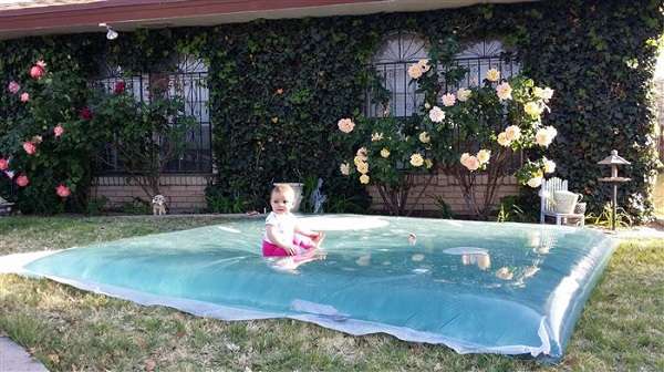 Un matelas d'eau increvable pour que les enfants se rafraîchissent l'été