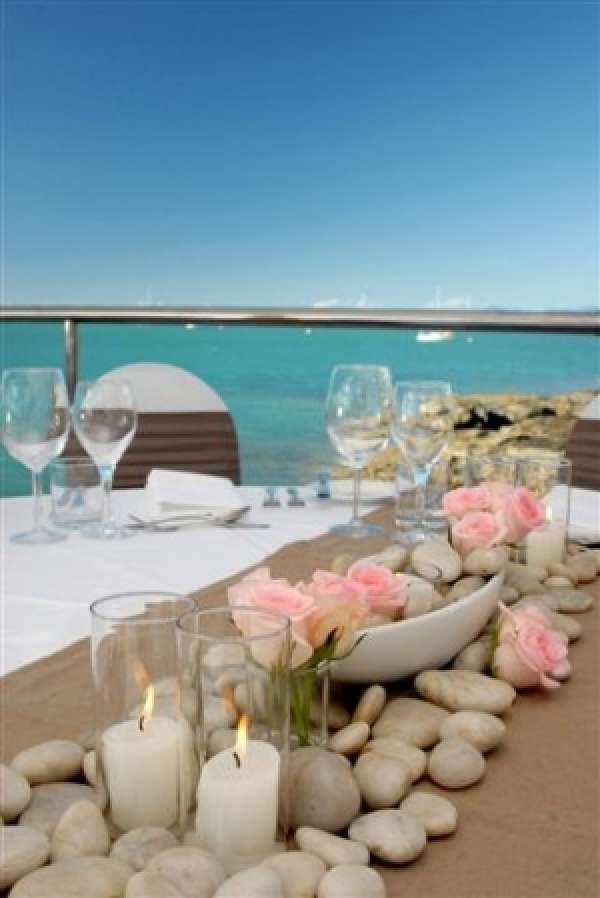 Une jolie table en bord de mer