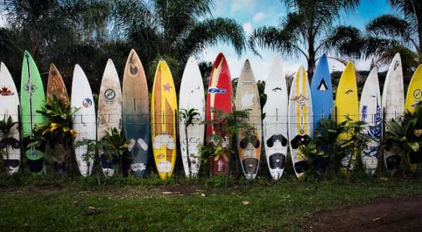 Avec des planches de surf