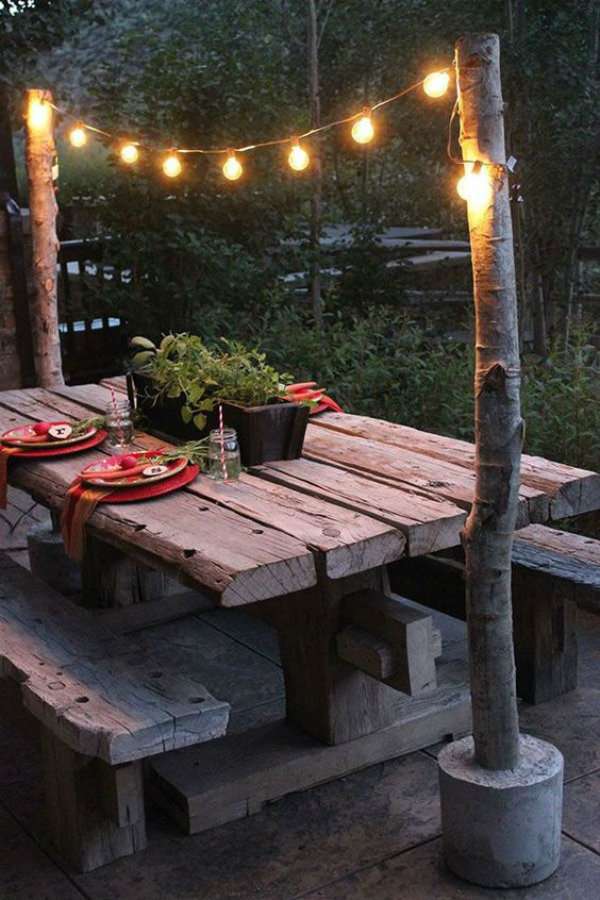 Coin repas en bois brut pour une fête dans le jardin