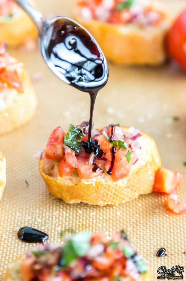 Bruschetta aux tomates, oignons et vinaigre balsamique