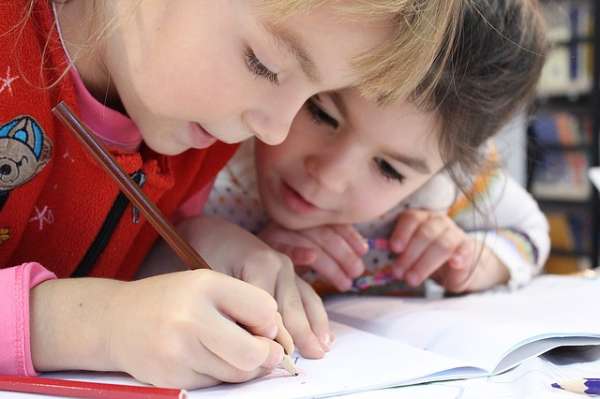 Donnez aux enfants à écrire un livre qu'ils vous raconteront après