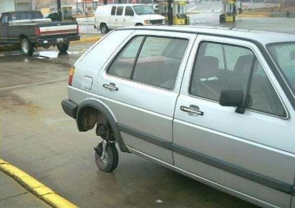 Quand t'as pas de roue de secours et que tu es sur le parking d'un supermarché