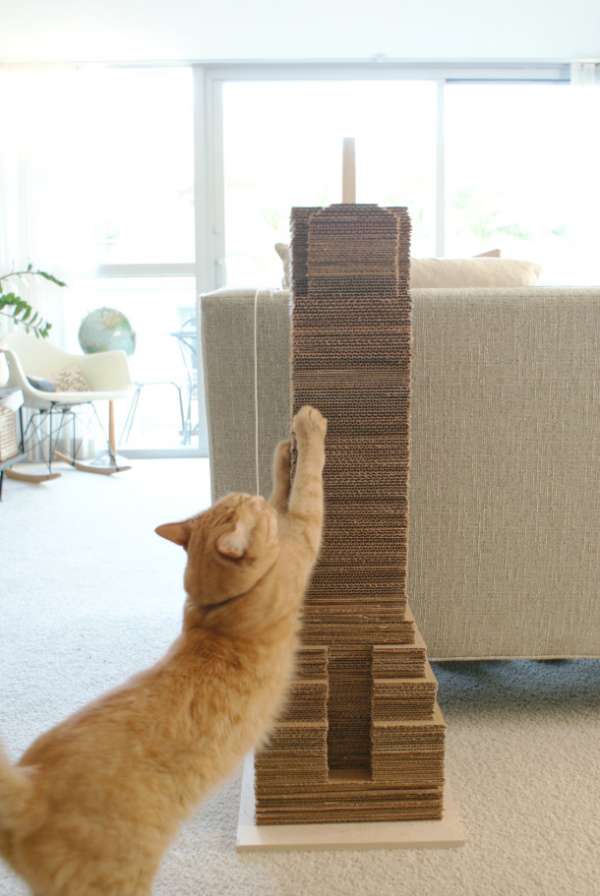 Tour en carton ondulé pour permettre au chat de faire ses griffes