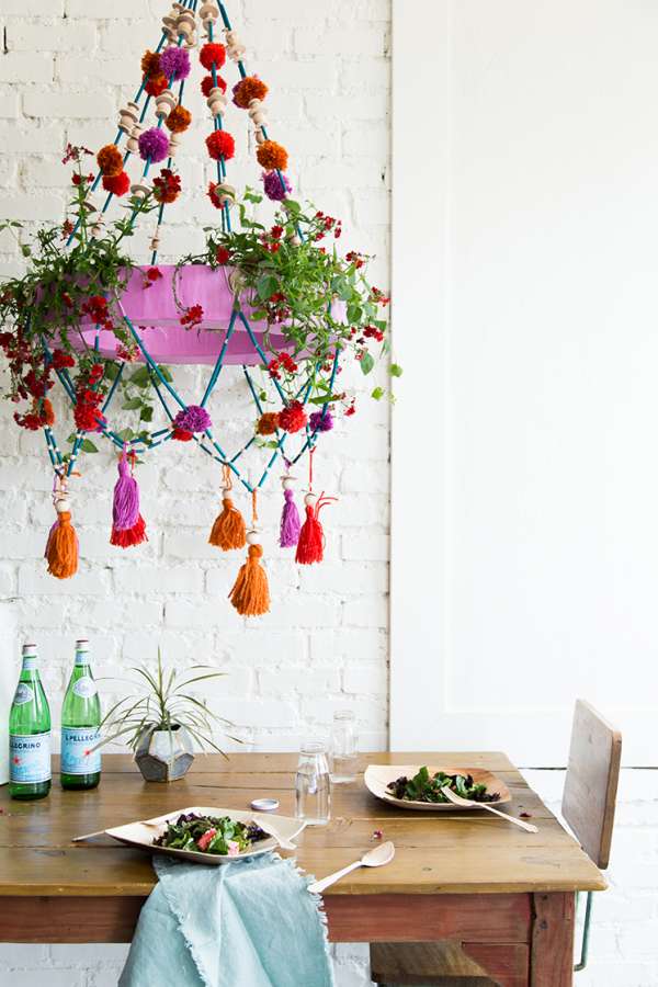 Jardinière suspendue avec des pompons