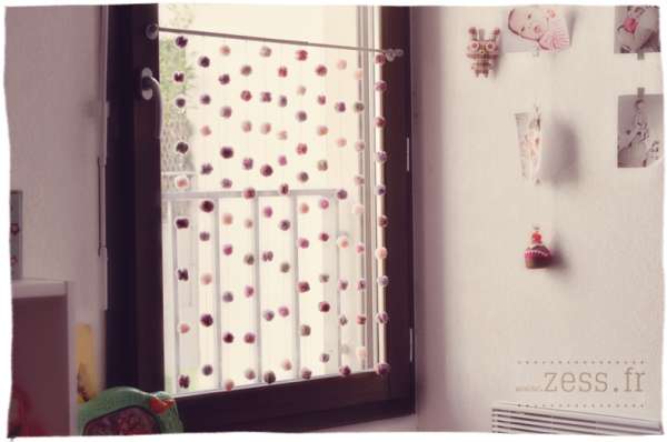 Rideau de fils en pompons