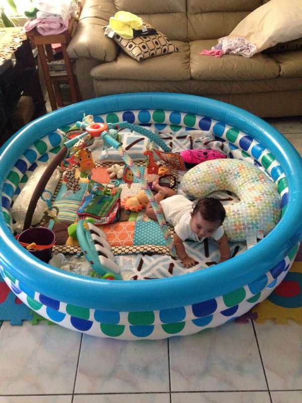 Créez un espace de jeu pour bébé avec une piscine gonflable