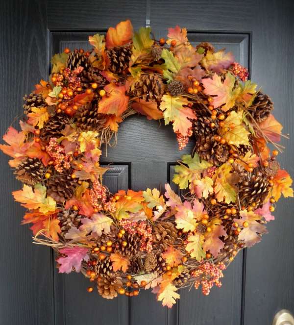 Couronne de porte en feuilles d'automne