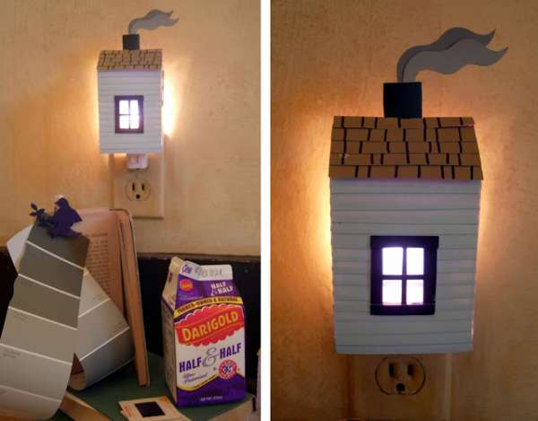 Une veilleuse en forme de maison à l'aide d'une brique de lait