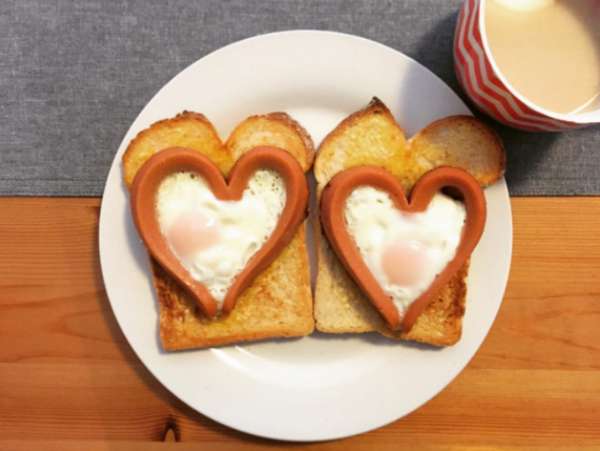 Ce mari a préparé de jolis petits toasts pour lui et sa femme