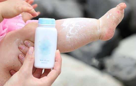 Appliquez du talc pour enlever facilement le sable mouillé