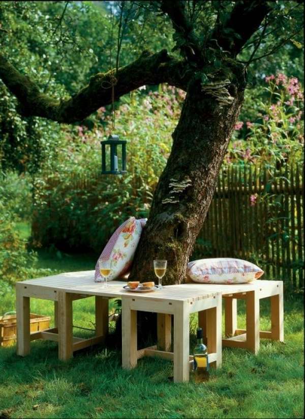 Un très beau banc-table autour d'un arbre