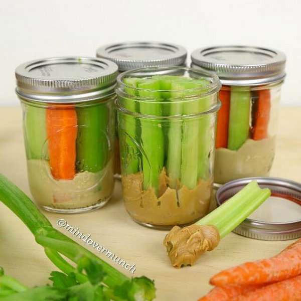 Bâtonnets de légumes avec beurre de cacahuètes et houmous