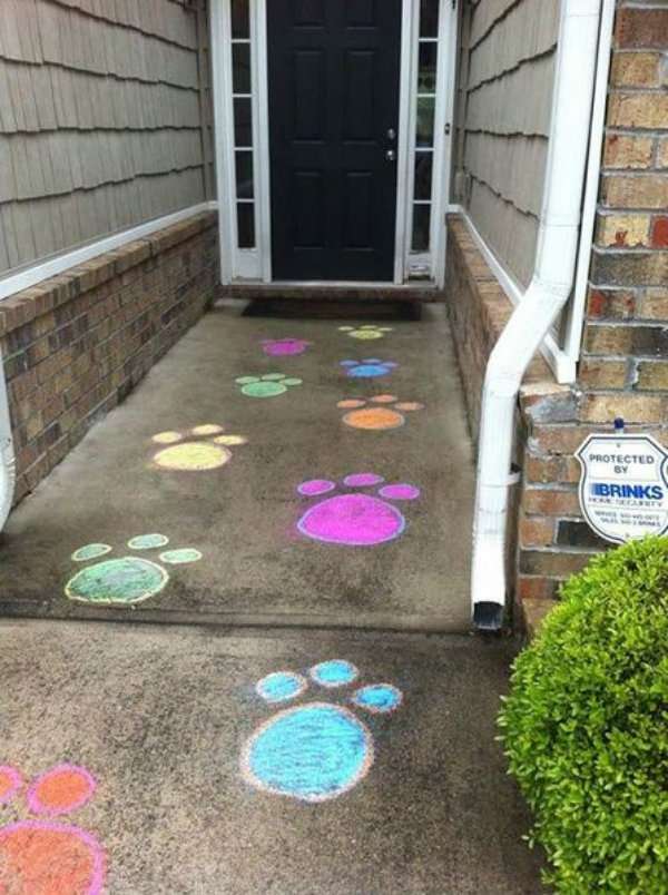 Pas de lapin géant dessinés à la craie de trottoir