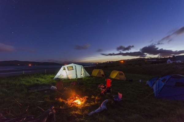 Faire du camping avec des amis