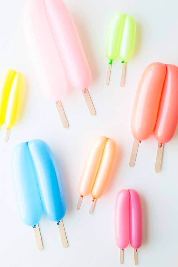 Des ballons en forme de glaces popsicle