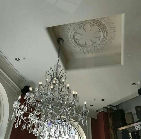 Celui qui a fait cette installation de lustre est vraiment à côté de la plaque