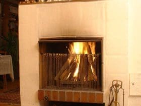 Guide pour Enlever Efficacement les Traces de Suie de Cheminée sur le Sol e