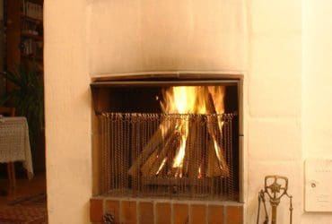 Guide pour Enlever Efficacement les Traces de Suie de Cheminée sur le Sol e