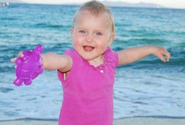 Première baignade en mer pour bébé