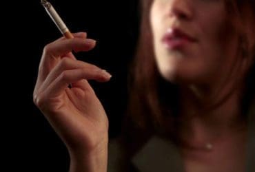 Enlever les taches de nicotine sur les doigts