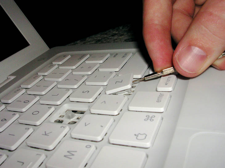 Nettoyer à fond un clavier d'ordinateur